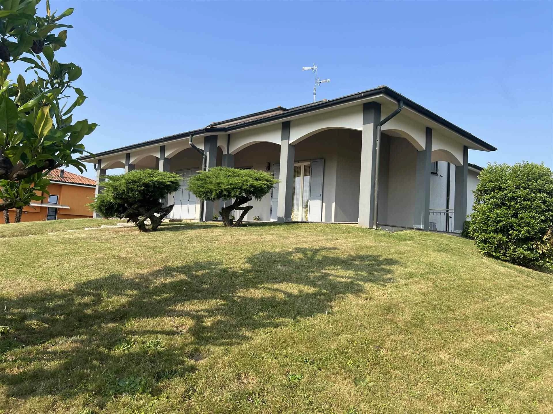 Villa singola con giardino  privato di 2000 mq