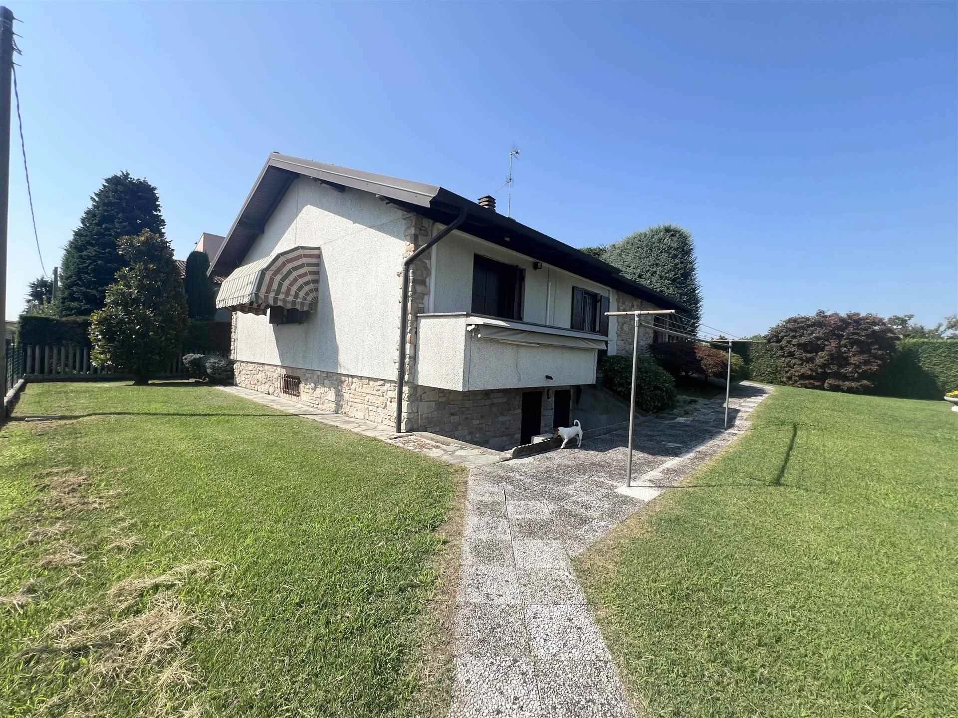 Villa Singola Attorniata da Giardino e Terreno Agricolo con Tre Camere, Ampio Interrato