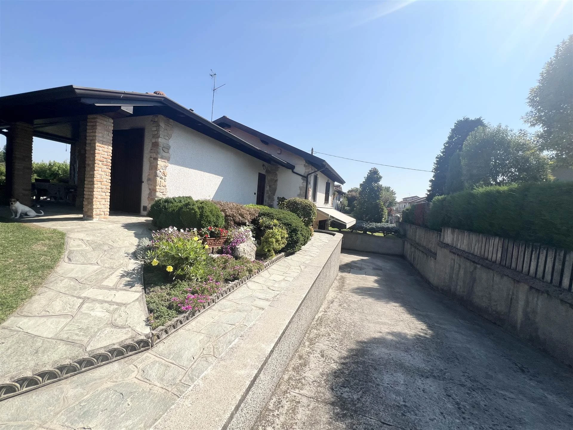 Villa Singola Attorniata da Giardino e Terreno Agricolo con Tre Camere, Ampio Interrato