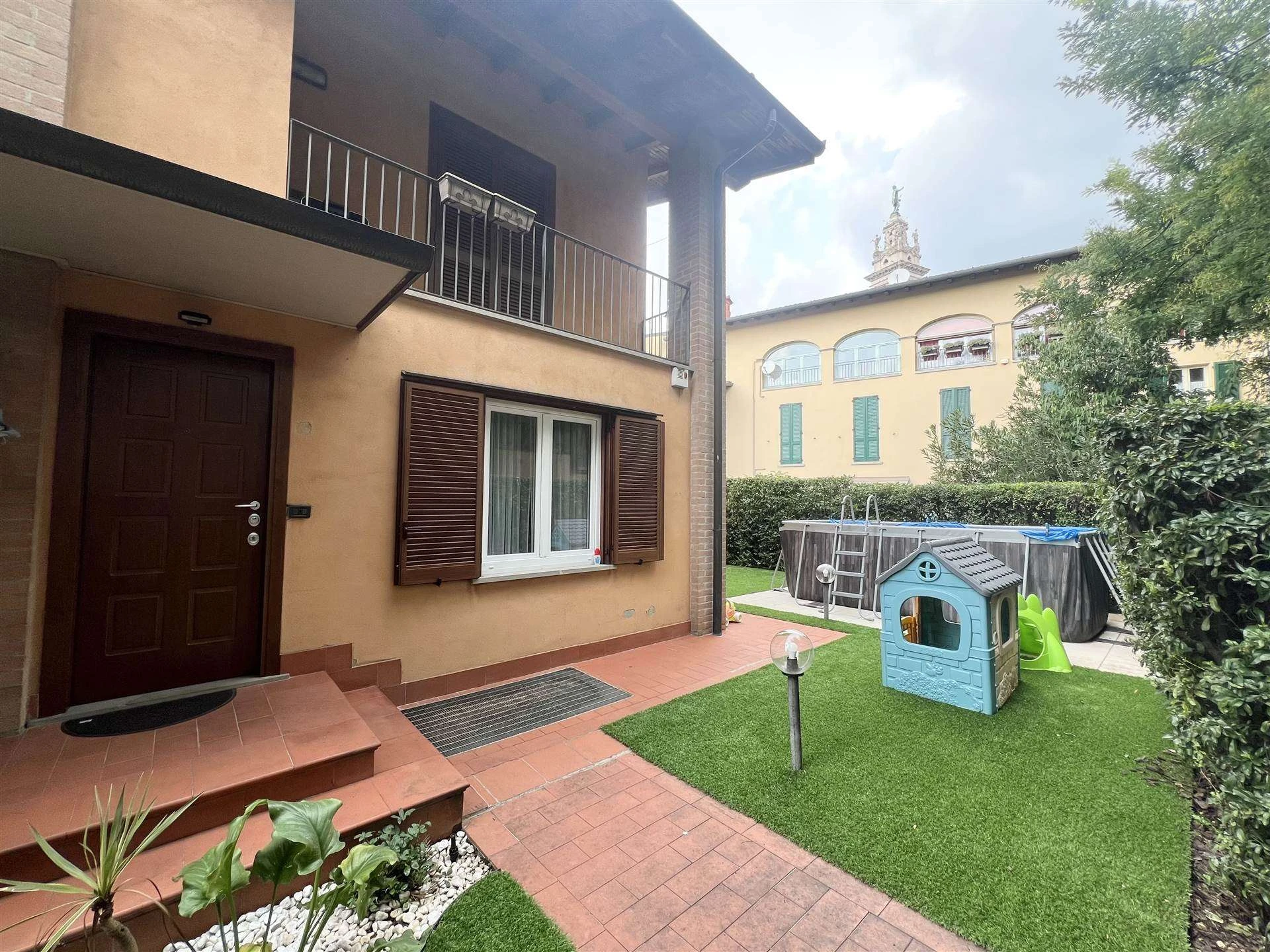 Villetta di testa con giardino privato