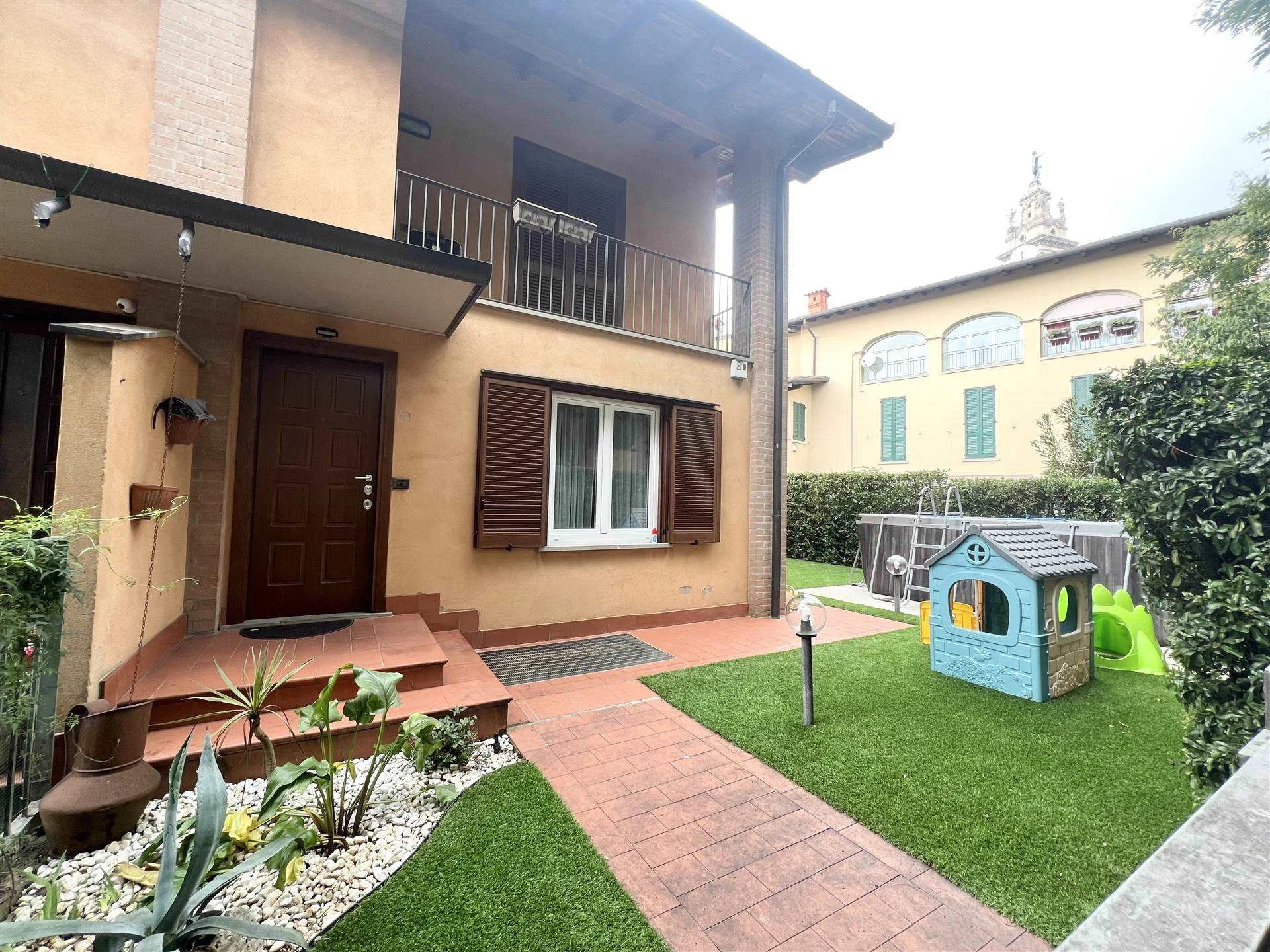 Villetta di testa con giardino privato