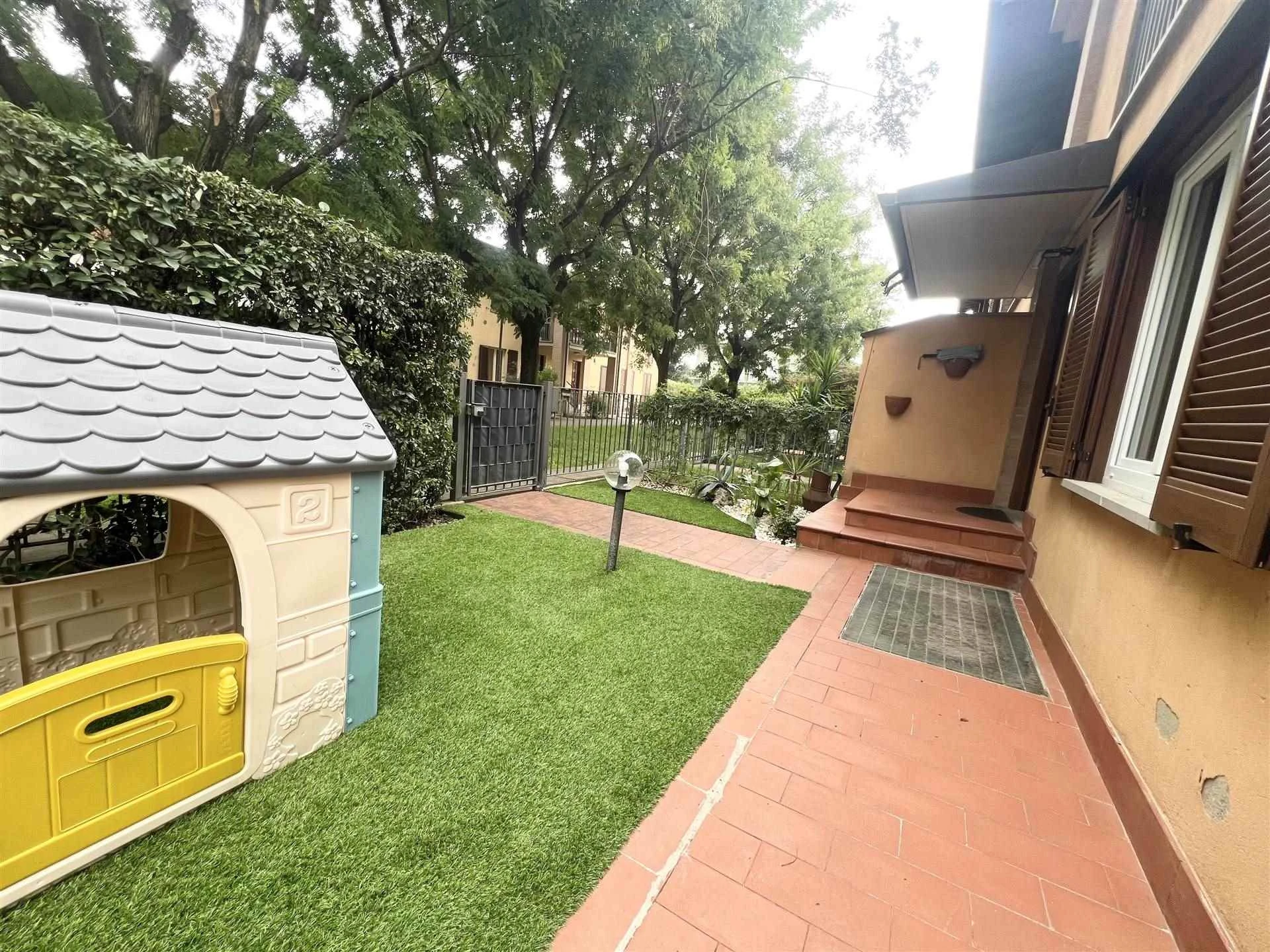 Villetta di testa con giardino privato