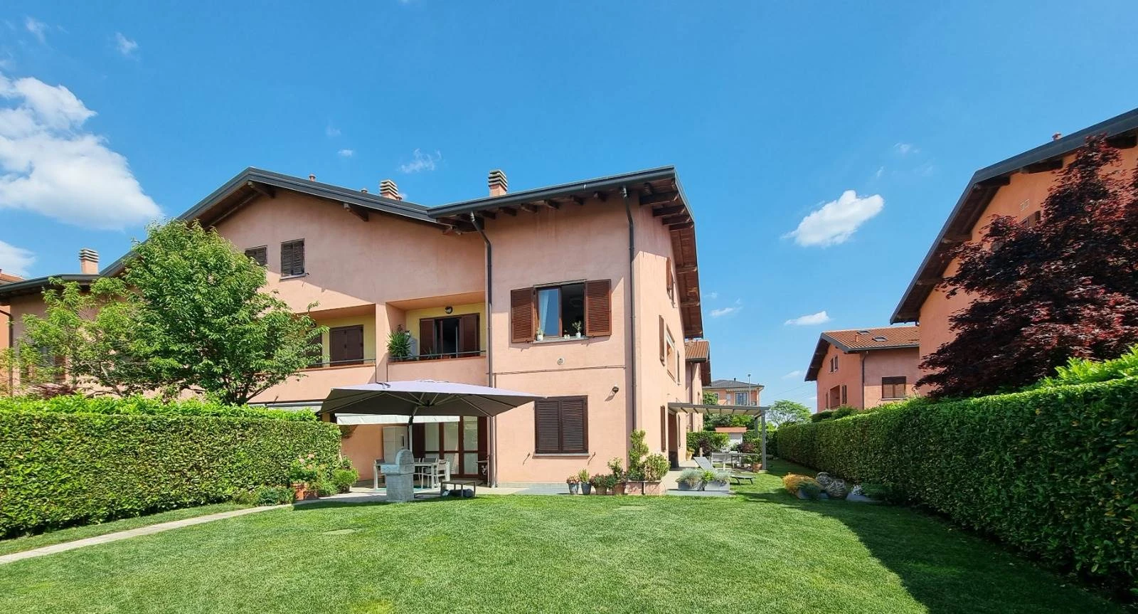 Verderio – Ampio trilocale con doppi servizi, taverna e grande giardino privato