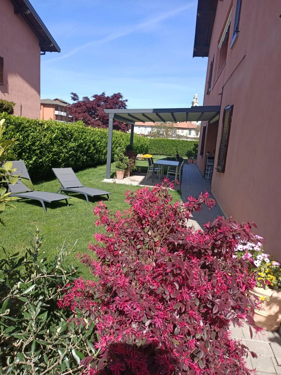 Verderio – Ampio trilocale con doppi servizi, taverna e grande giardino privato