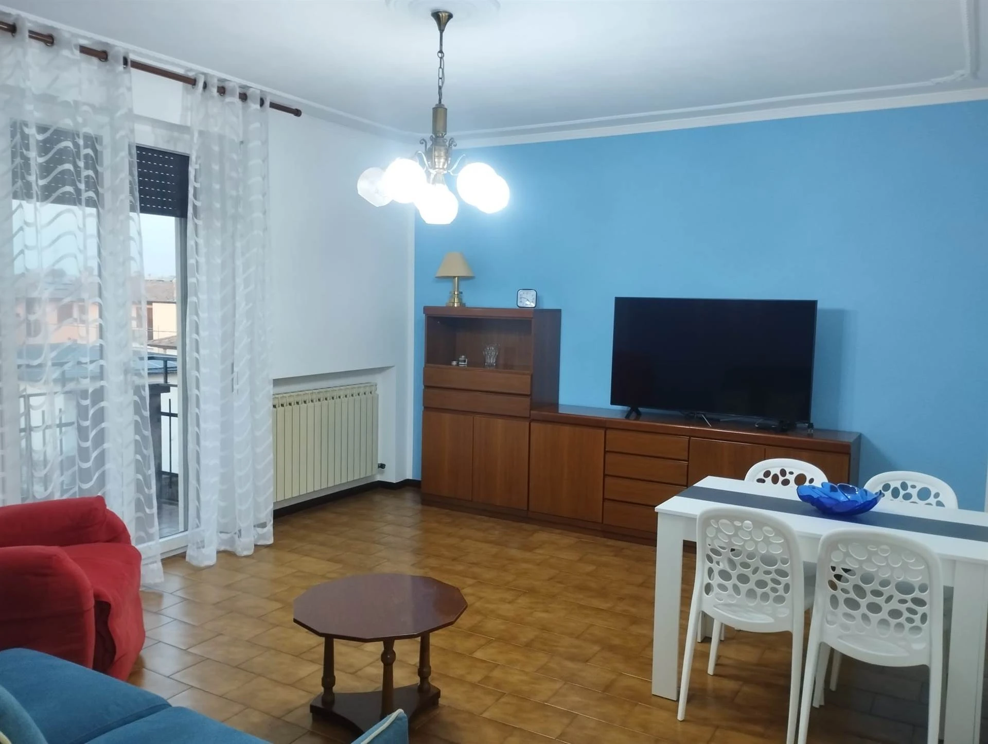 Ampio Bilocale Arredato con Cucina Separata, Cantina e Box