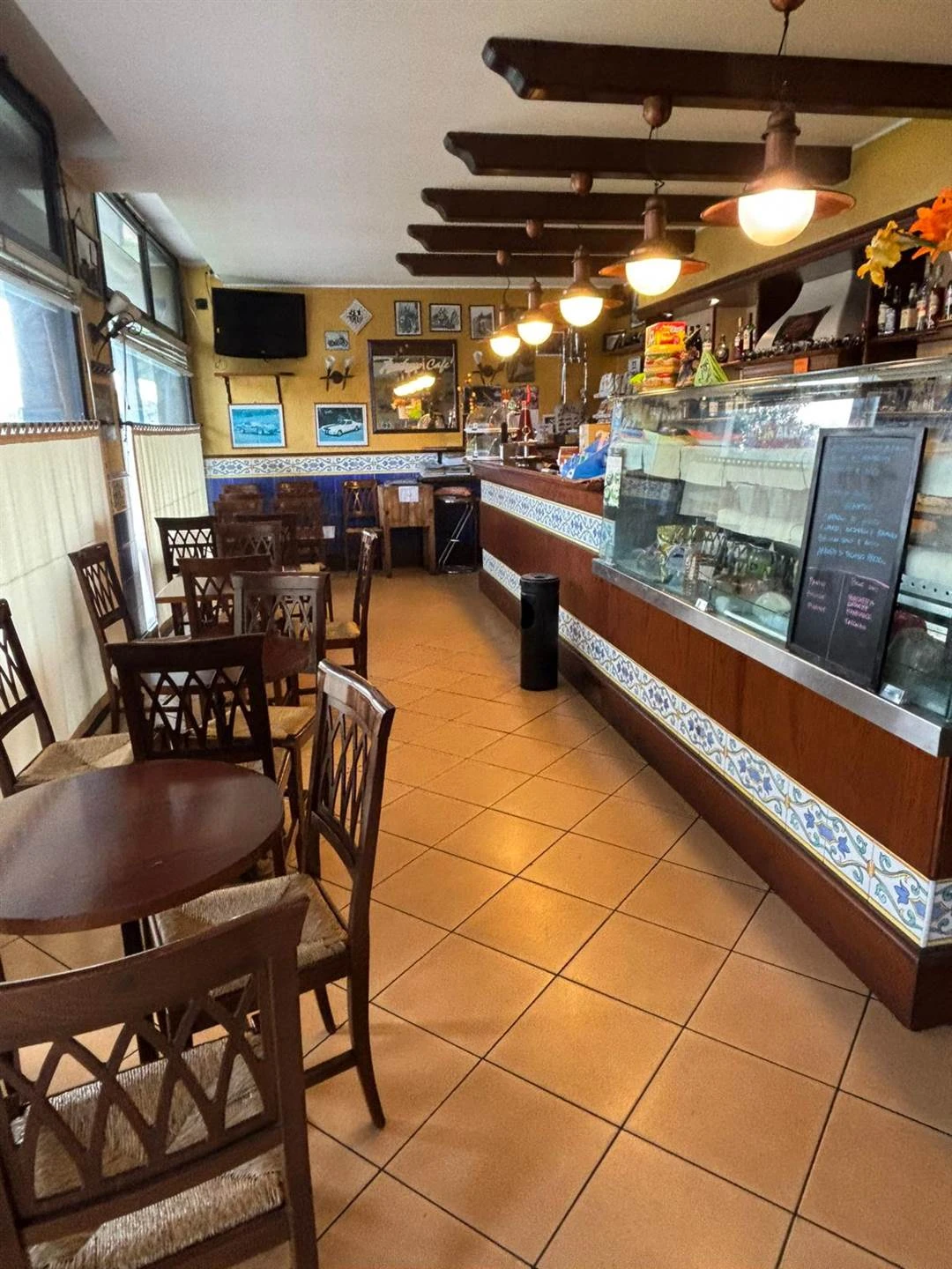 **Basiano – Negozio in centro con magazzino** **Basiano – Negozio in centro con magazzino**