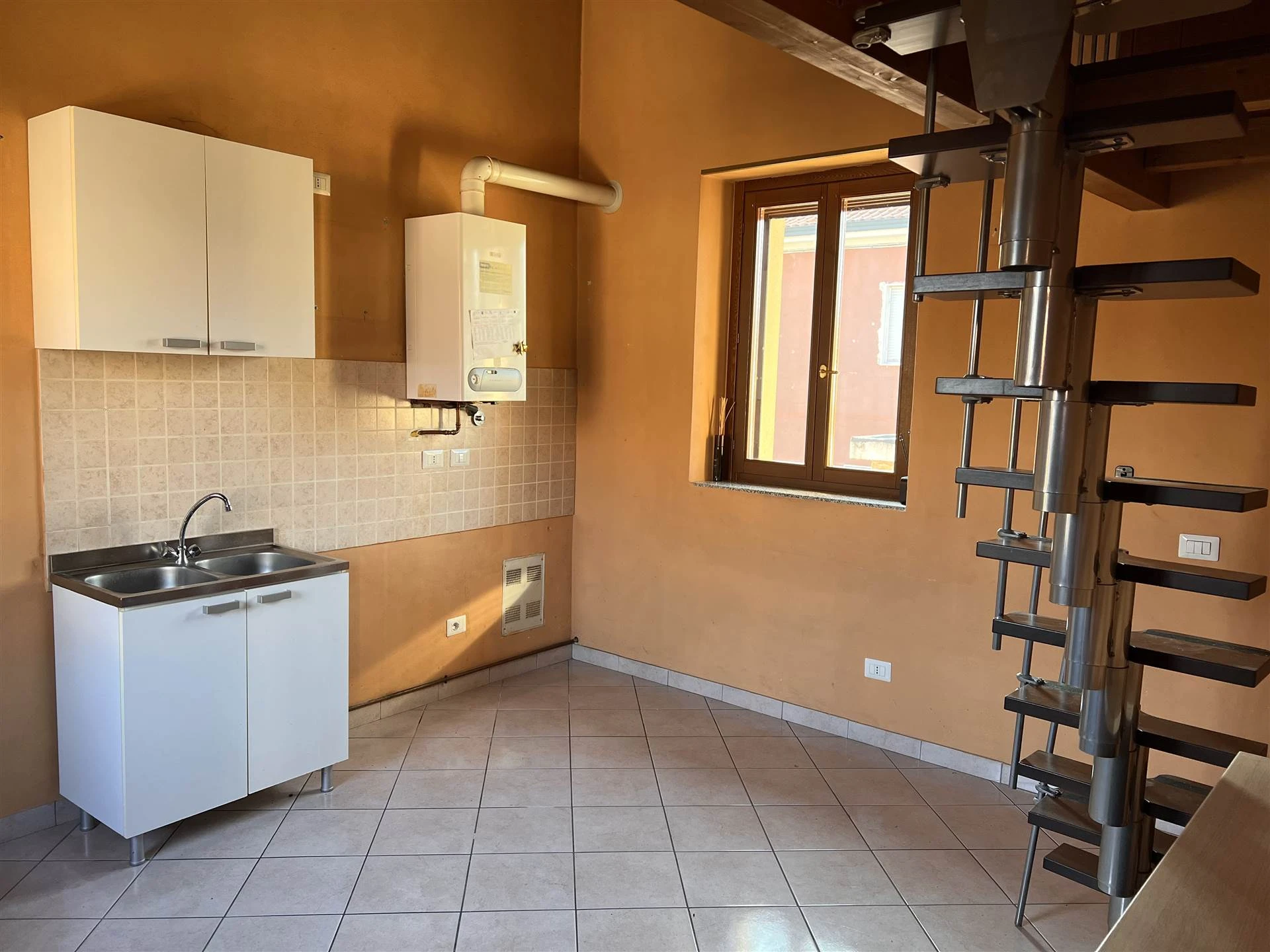 Monolocale Soppalcato con Possibilità Box Monolocale Soppalcato con Possibilità Box