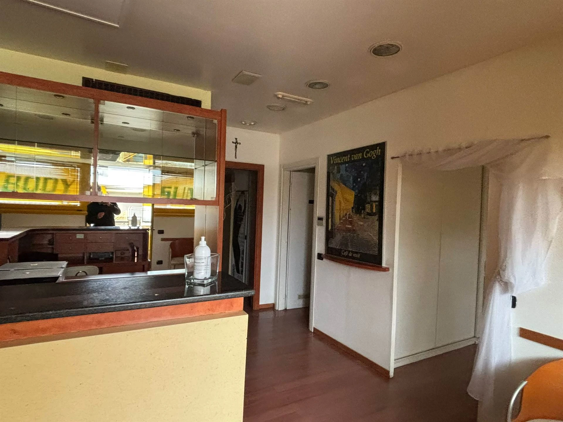 Negozio pronto per essere un centro estetico con tutta attrezzatura già presente Negozio pronto per essere un centro estetico con tutta attrezzatura già presente