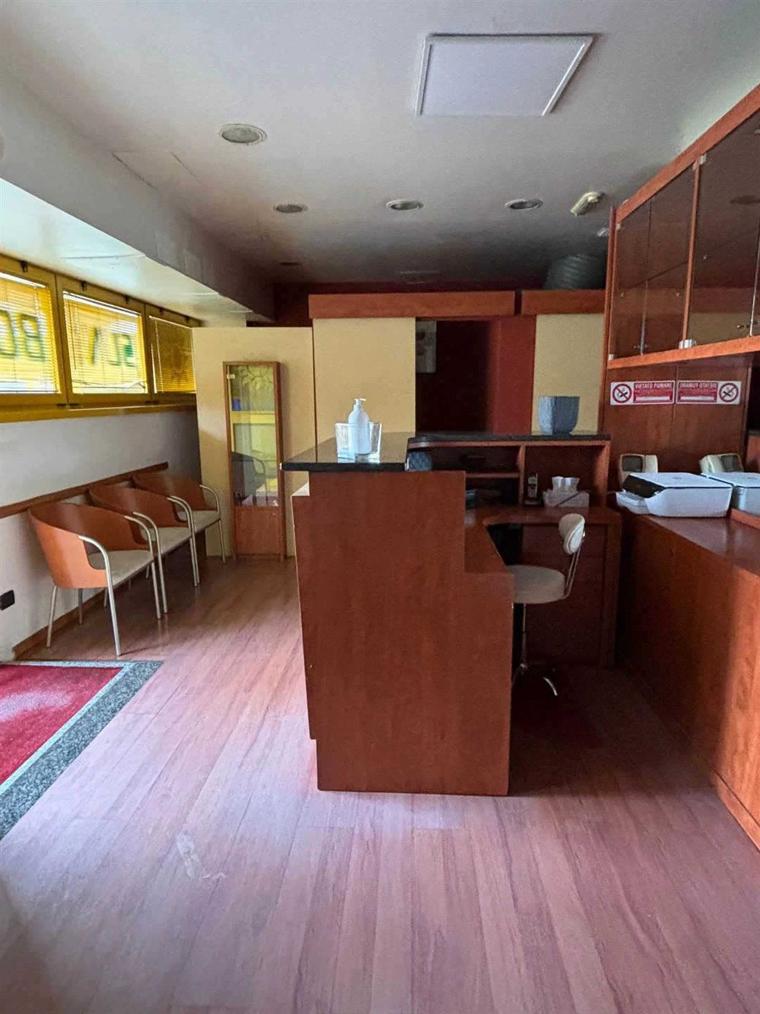 Negozio pronto per essere un centro estetico con tutta attrezzatura già presente Negozio pronto per essere un centro estetico con tutta attrezzatura già presente