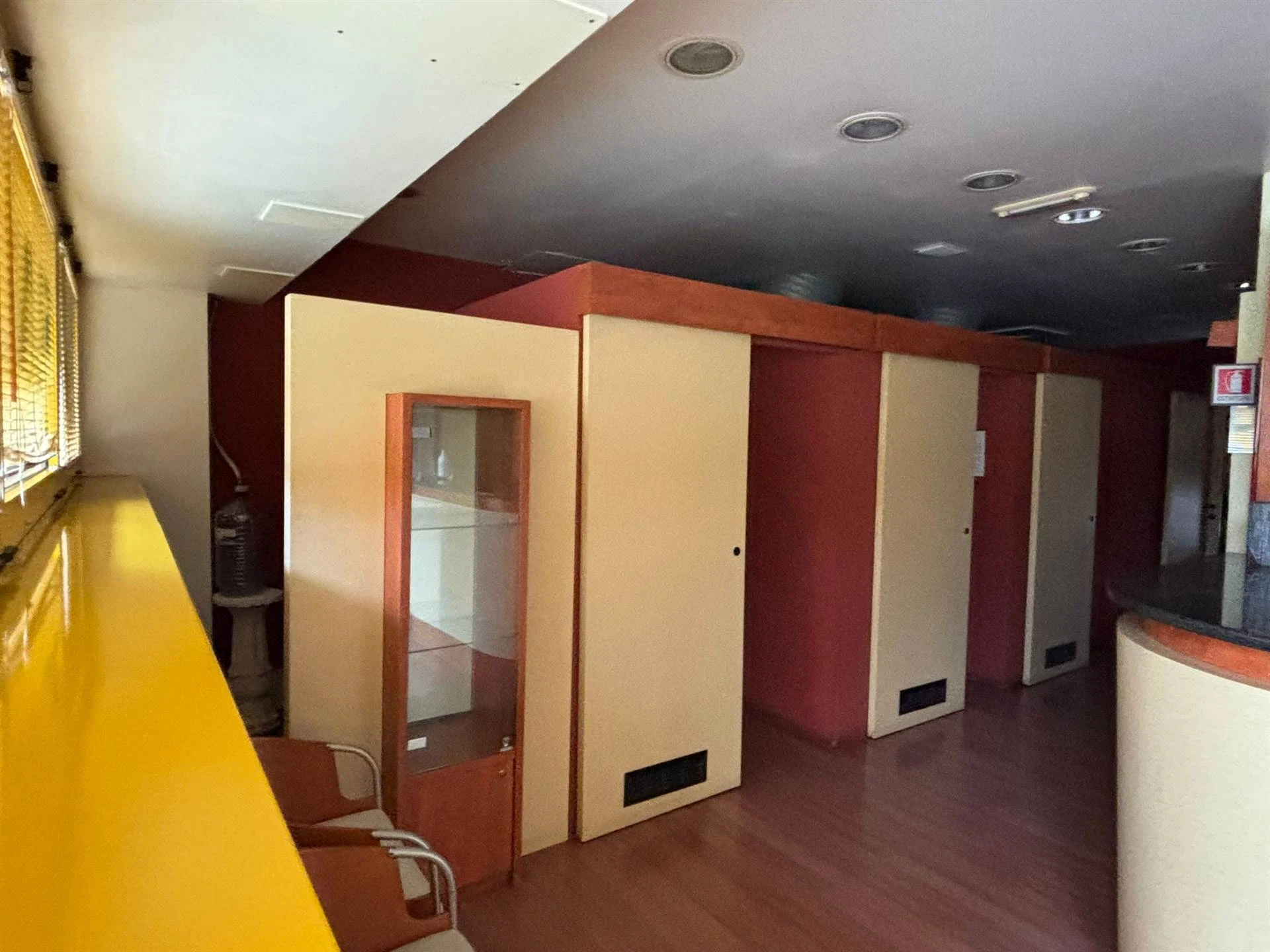 Negozio pronto per essere un centro estetico con tutta attrezzatura già presente Negozio pronto per essere un centro estetico con tutta attrezzatura già presente