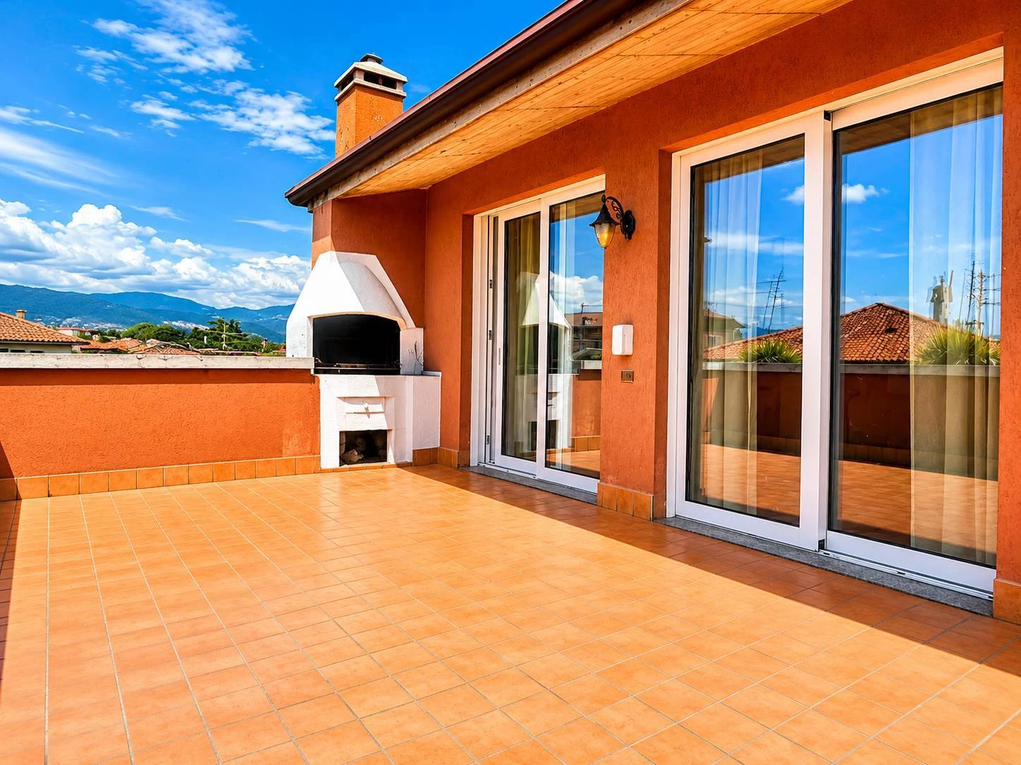 Attico ampio con terrazzo e ascensore privato luminoso libero Attico ampio con terrazzo e ascensore privato luminoso libero