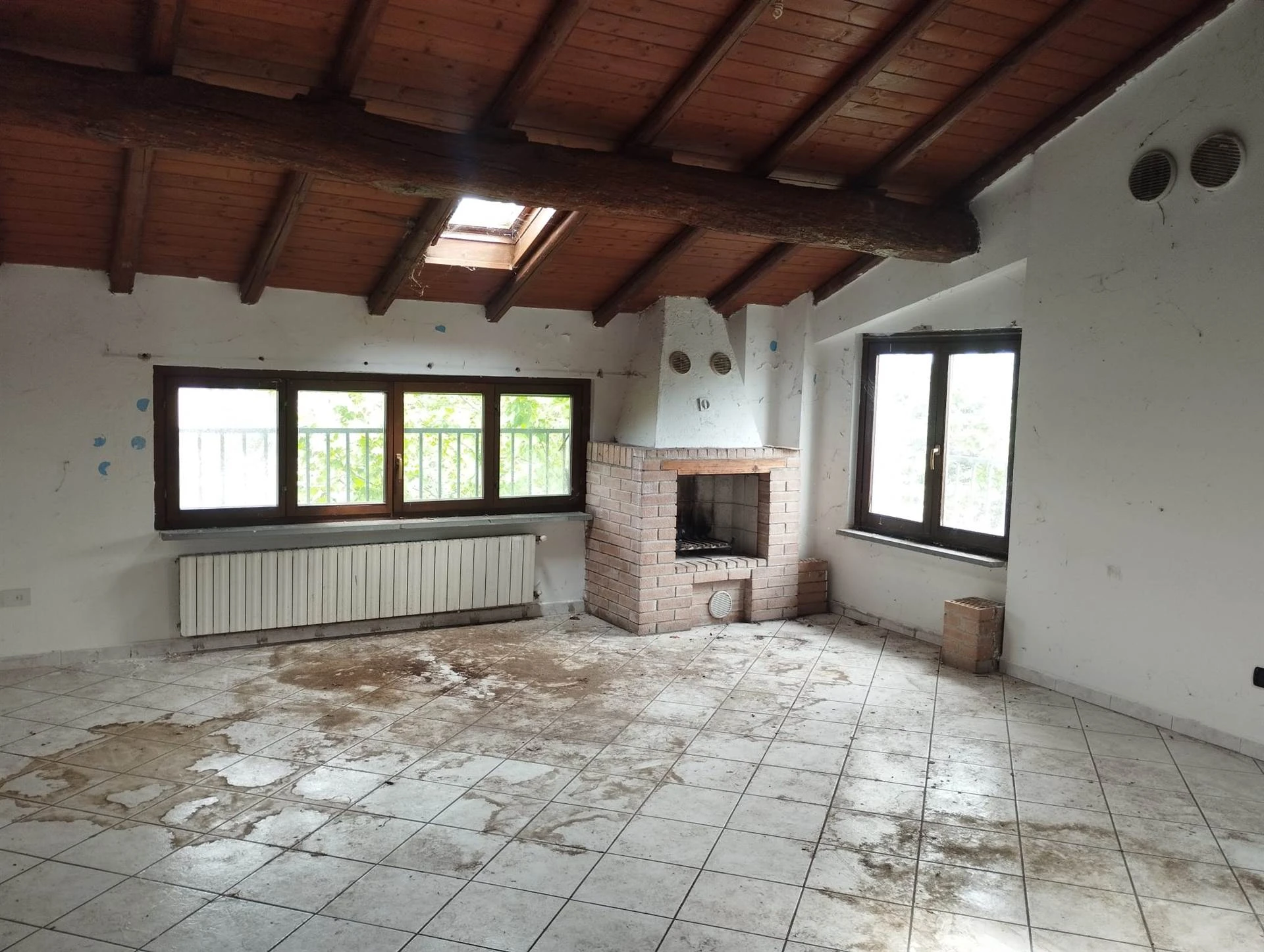 Trilocale Autonomo con Travi a Vista e Doppio Bagno Trilocale Autonomo con Travi a Vista e Doppio Bagno