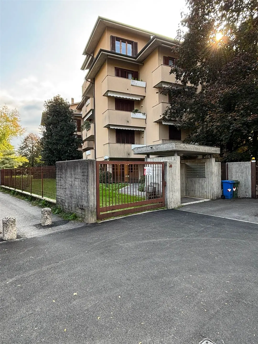 Vimercate – Trilocale con doppi servizi, box e cantina in zona centrale e immersa nel verde Vimercate – Trilocale con doppi servizi, box e cantina in zona centrale e immersa nel verde