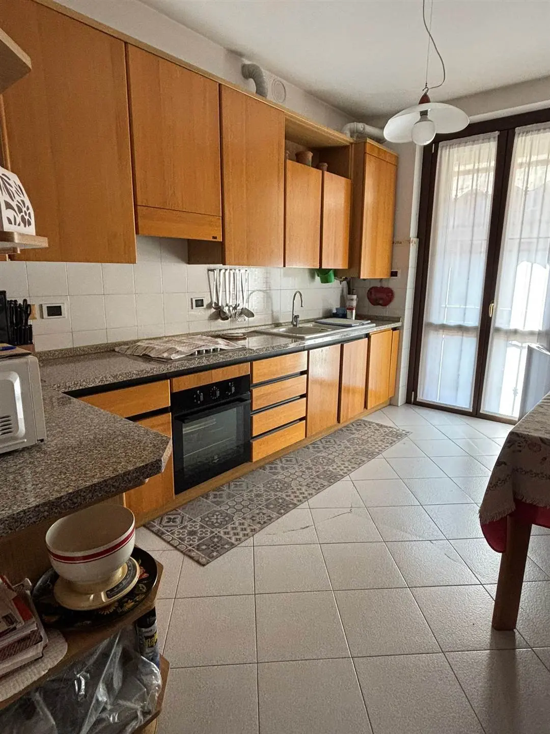 Vimercate – Trilocale con doppi servizi, box e cantina in zona centrale e immersa nel verde Vimercate – Trilocale con doppi servizi, box e cantina in zona centrale e immersa nel verde