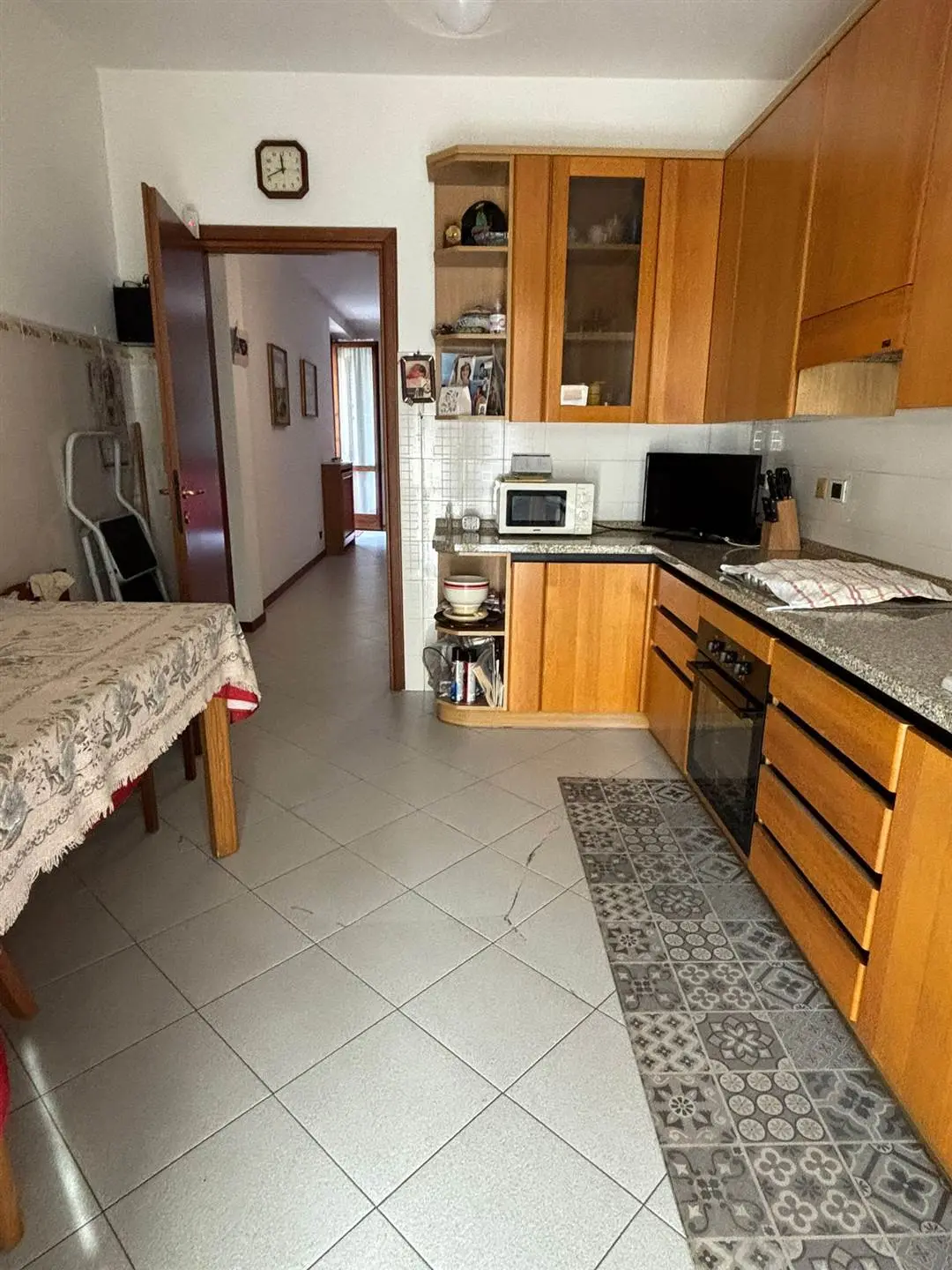 Vimercate – Trilocale con doppi servizi, box e cantina in zona centrale e immersa nel verde Vimercate – Trilocale con doppi servizi, box e cantina in zona centrale e immersa nel verde