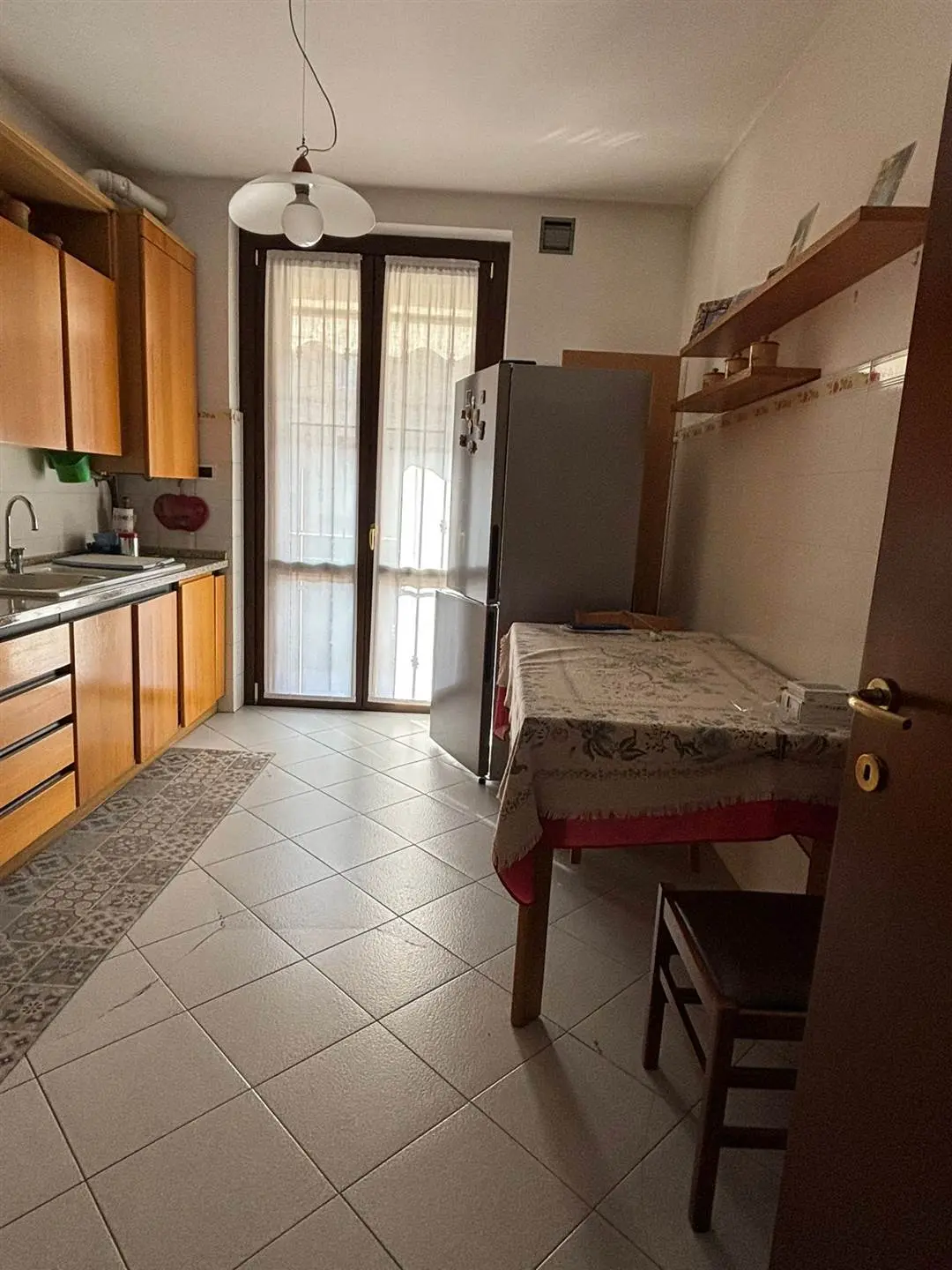 Vimercate – Trilocale con doppi servizi, box e cantina in zona centrale e immersa nel verde Vimercate – Trilocale con doppi servizi, box e cantina in zona centrale e immersa nel verde