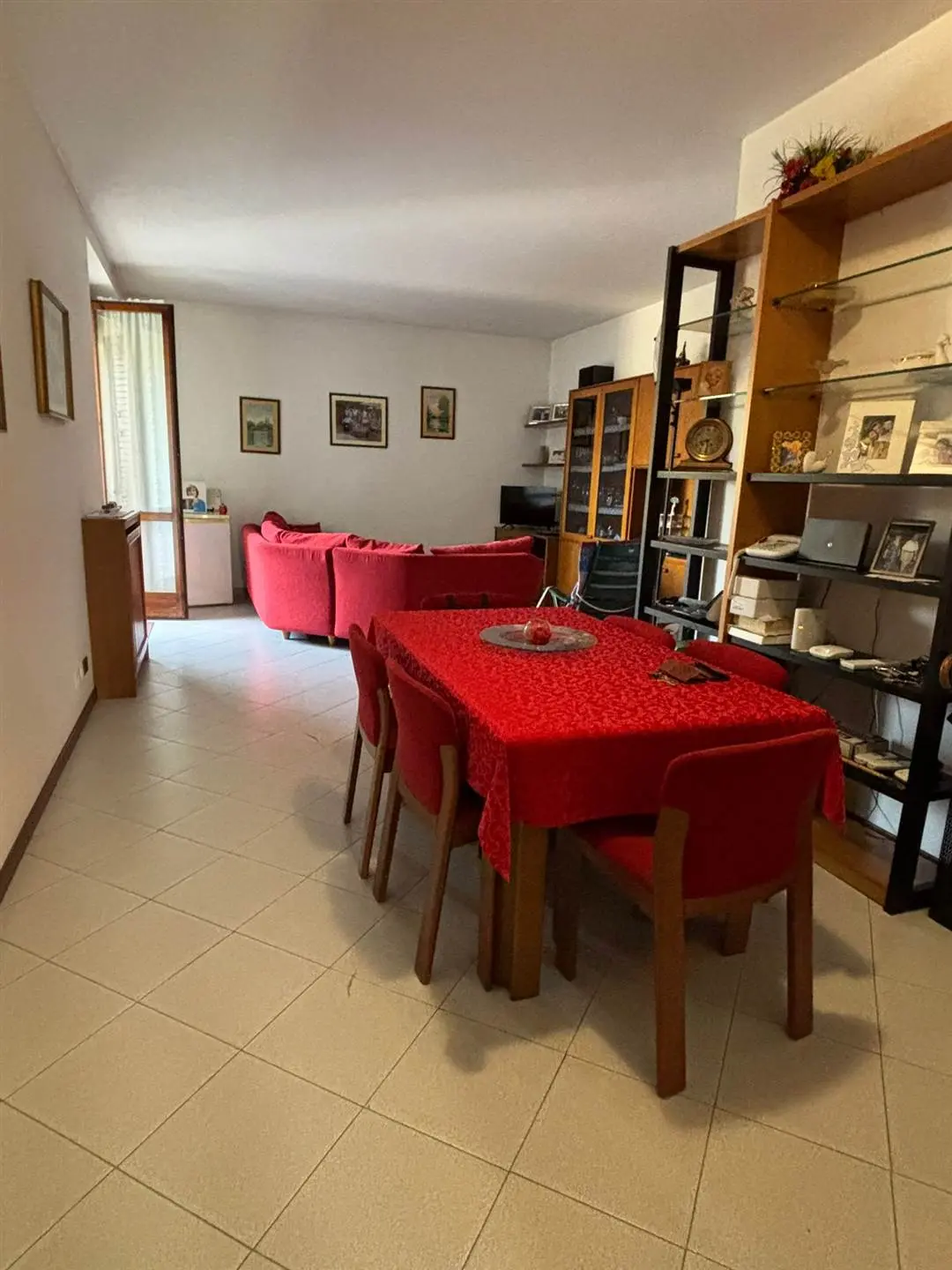 Vimercate – Trilocale con doppi servizi, box e cantina in zona centrale e immersa nel verde Vimercate – Trilocale con doppi servizi, box e cantina in zona centrale e immersa nel verde